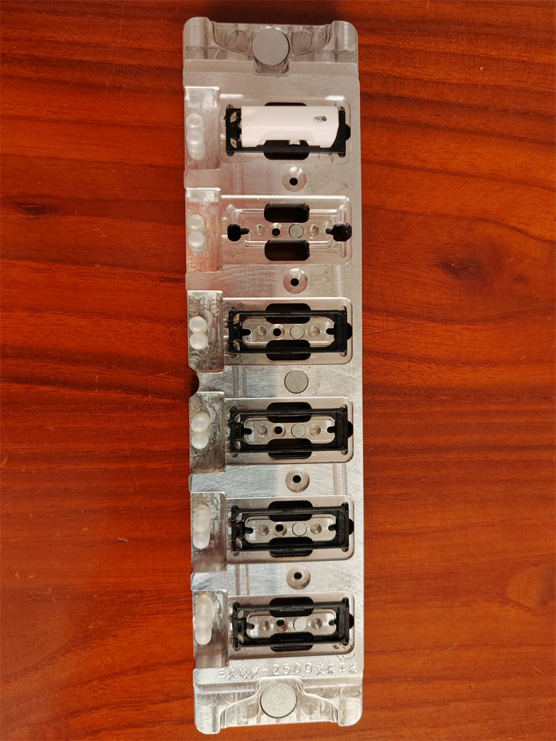 usdt九游会老哥俱乐部视觉智能模具保护器安装现场 (22)